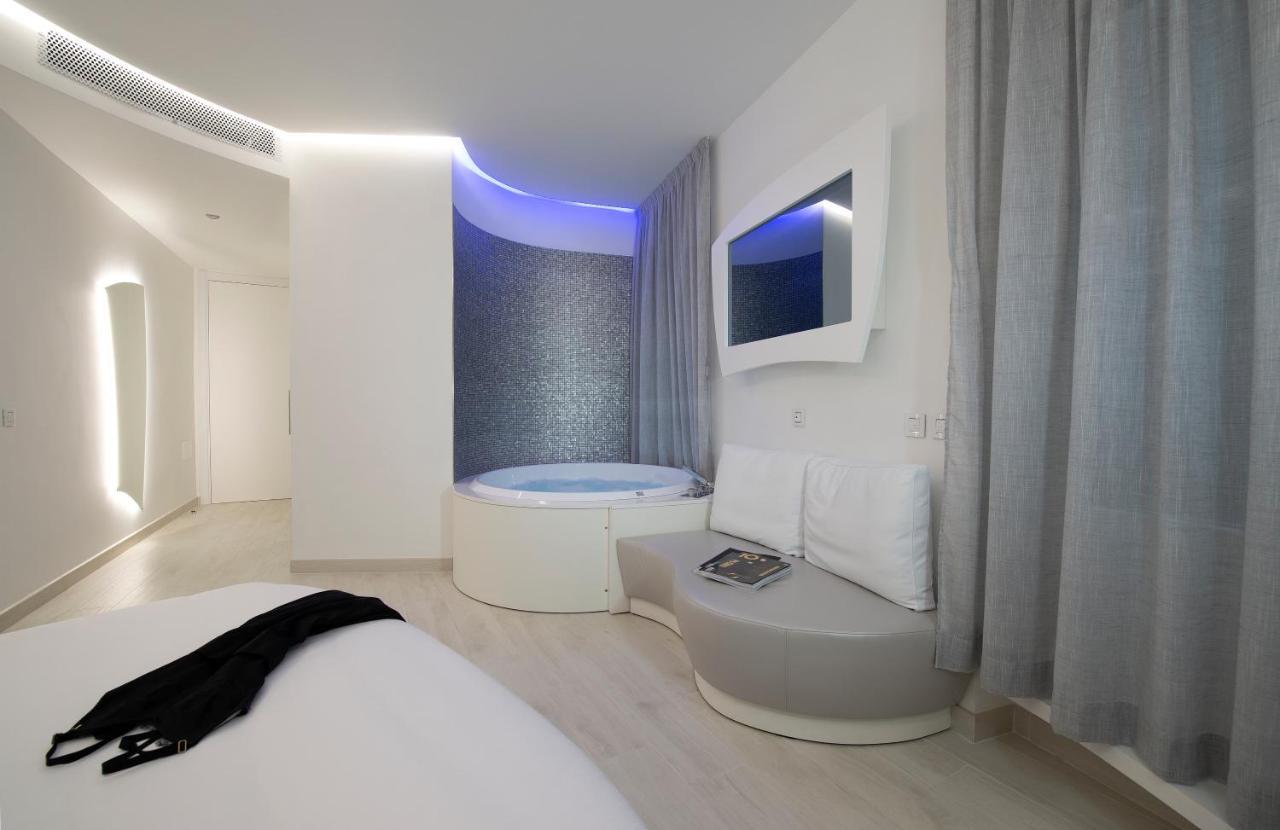 Deluxe Double Room with Bath,775251919:JPEG