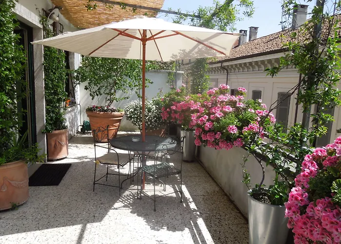 Luxury hotel only: Antica Locanda Dei Mercanti